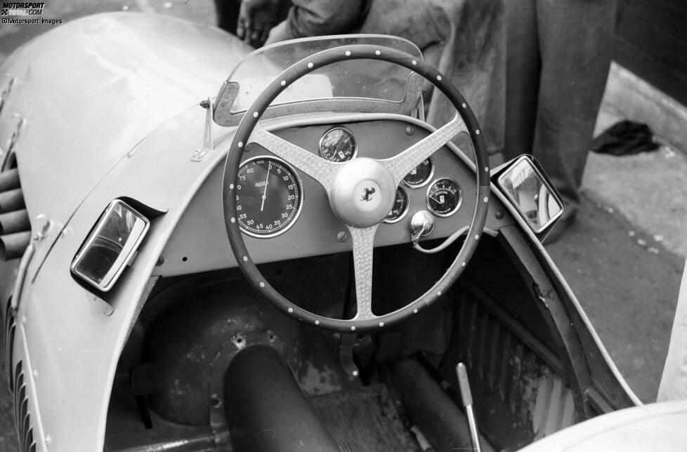 Zunächst aber tut sich wenig: Die Lenkräder der 1950er-Jahre - hier im Cockpit eines Ferrari 500 - unterscheiden sich meist nur anhand der Lenkradstreben und anhand des Logos in der Mitte.
