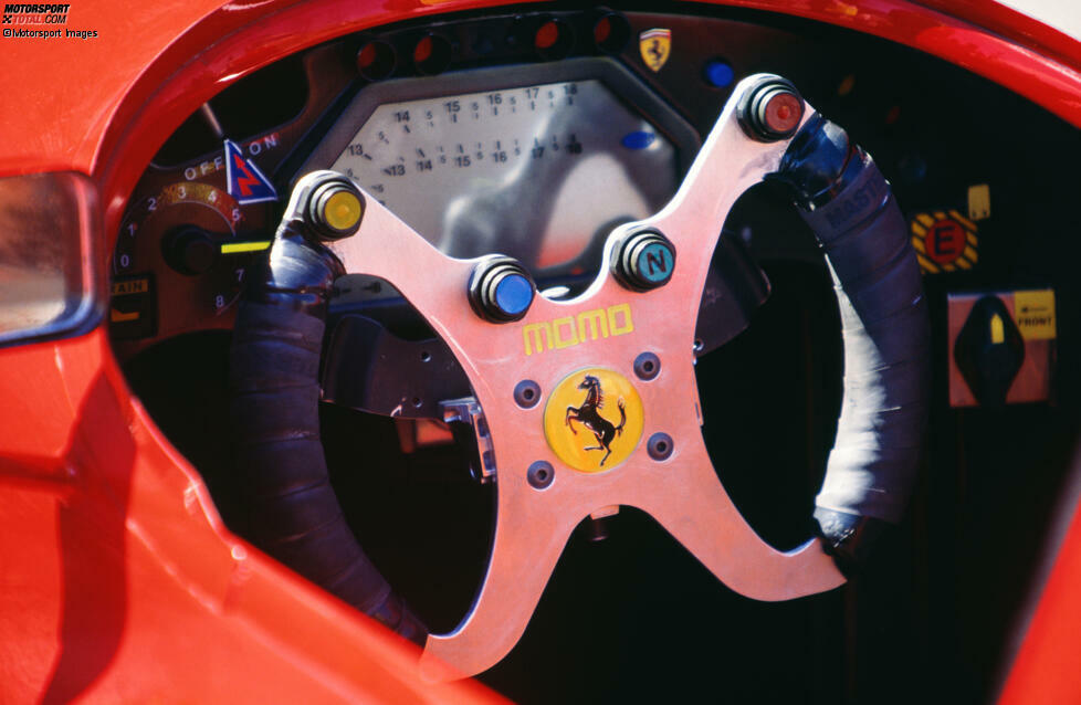 ... erst zur Mitte der 1990er-Jahre geht es Schlag auf Schlag: Ferrari versieht den 412T von 1995 bereits mit mehreren Knöpfen am Lenkrad, das zudem über eine verbesserte Ergonomie verfügt. Der Knopf N (