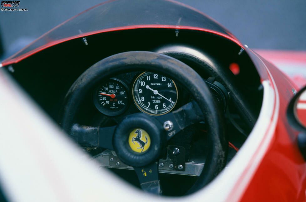 ... zur Mitte des Jahrzehnts tauchen erste Schalter am Lenkrad auf. Der Ferrari 312T von 1975 bietet dem Fahrer so die Möglichkeit, eine Einstellung vorzunehmen, ohne die Hand vom Lenkrad nehmen zu müssen. Eine Revolution!