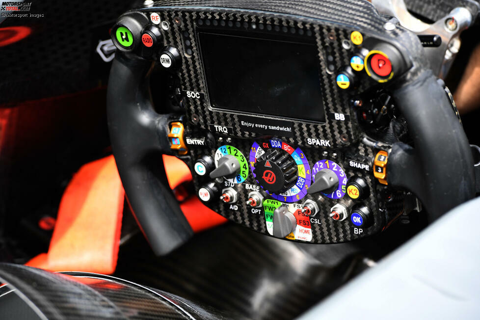 Das Lenkrad im Haas VF-16 von 2016 erinnert mit seiner unten offenen Form fast schon an ein Gamepad. 