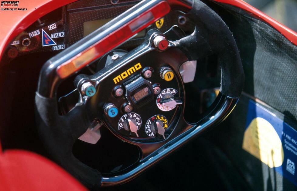 In dieser Zeit tauchen zum ersten Mal Drehschalter auf dem Formel-1-Lenkrad auf, wie hier am Ferrari 310 von 1996. Nun sind auch ein kleines Display und die Drehzahlanzeige direkt ins Lenkrad integriert, dazu Knöpfe für den Funkverkehr (R) und den Boxengassenlimiter (L). Komplett rund ist nun kein Lenkrad mehr.