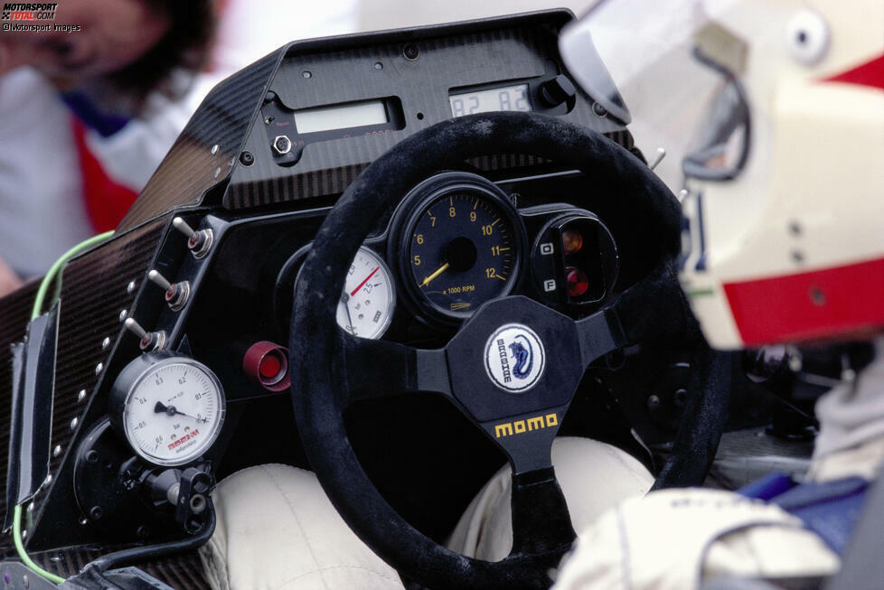 1984 ist das Lenkrad selbst noch immer sehr schlicht und einfach gehalten, aber die Instrumente dahinter und die damit verbundenen Einstellmöglichkeiten sind deutlich umfangreicher geworden. Der Lederkranz ist hier am Brabham BT53 bereits Geschichte und durch griffigeres Material ersetzt worden, wenngleich ...