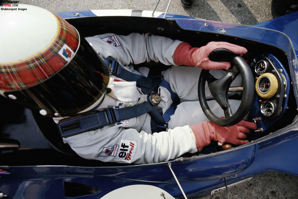 Schön zu sehen am Beispiel von Jackie Stewart im Tyrrell 005: Lenkrad und Instrumente sind gepolstert für den Fall eines Zwischenfalls, bei dem der Fahrer nach vorne geschleudert werden könnte. Stewart ist ohnehin ein Vorreiter in Sachen Sicherheit, die in den 1970er-Jahren immer wichtiger wird.