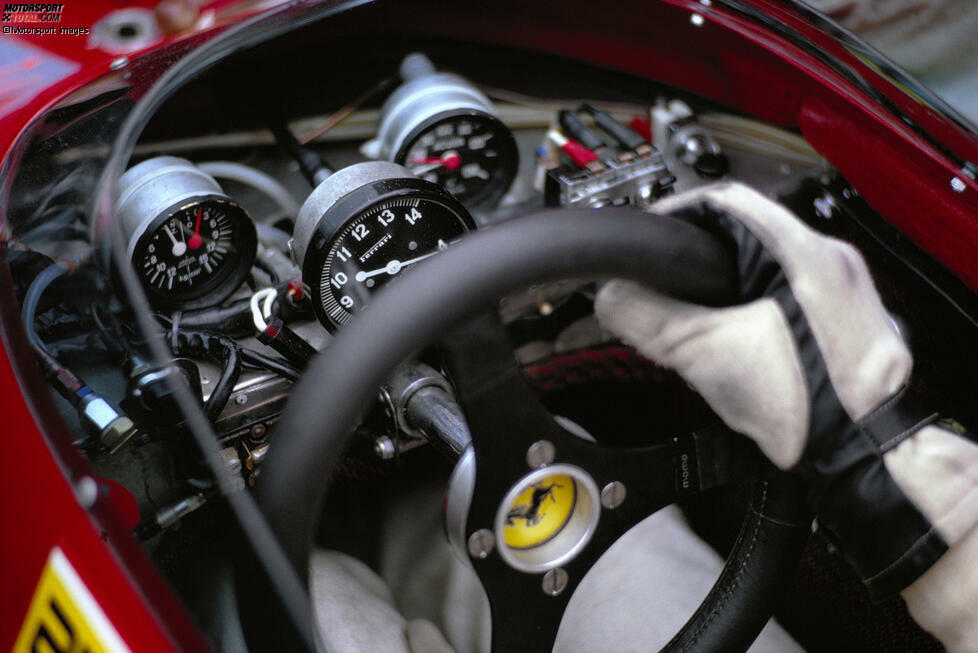 Die Nahaufnahme zeigt: Das klassische Armaturenbrett gibt es schon nicht mehr bei Ferrari, sondern nur einzelne Instrumente und Anzeigen, und richtig viele Kabel!