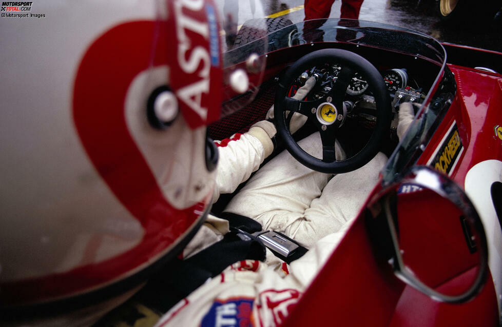 Konkurrenten wie Ferrari - hier im 312B2 von 1971 - verlassen sich hingegen weiterhin auf die traditionelle Lösung, rüsten aber ihrerseits mit weiteren Schaltern und Hebeln im Hintergrund auf.