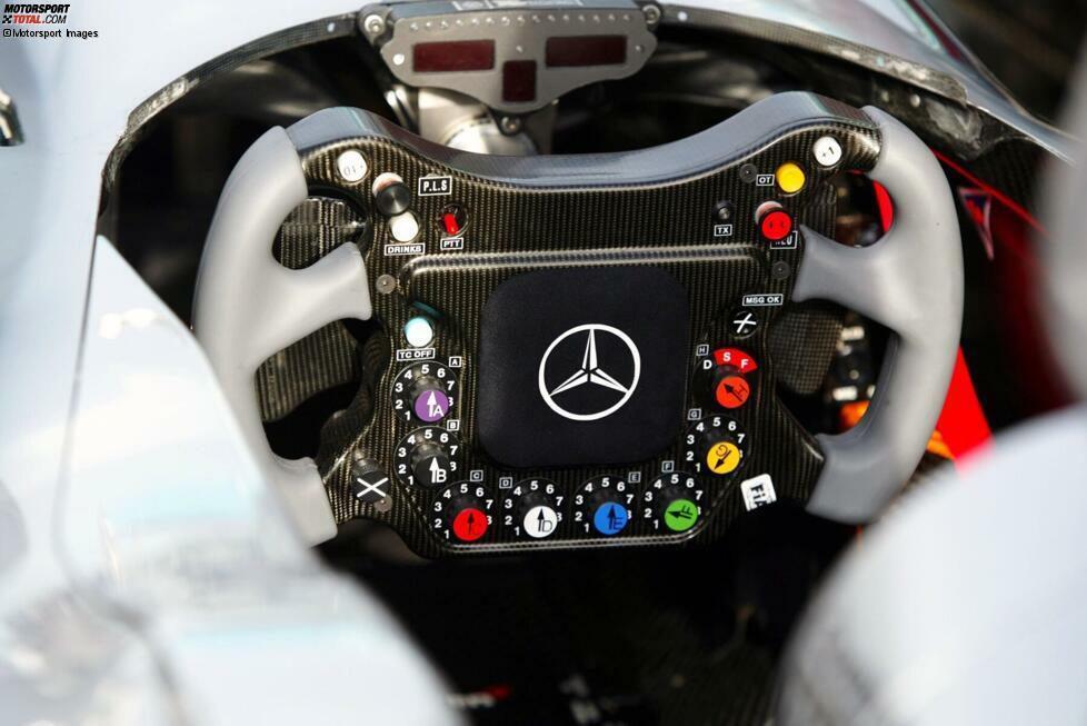 Ob Trinkflaschen-Aktivierung, Traktionskontrolle oder Reifenwahl: All das erledigt der Fahrer nun per Knopfdruck aus dem Cockpit heraus, direkt am Lenkrad. Wir sehen einen McLaren MP4-19 von 2004.