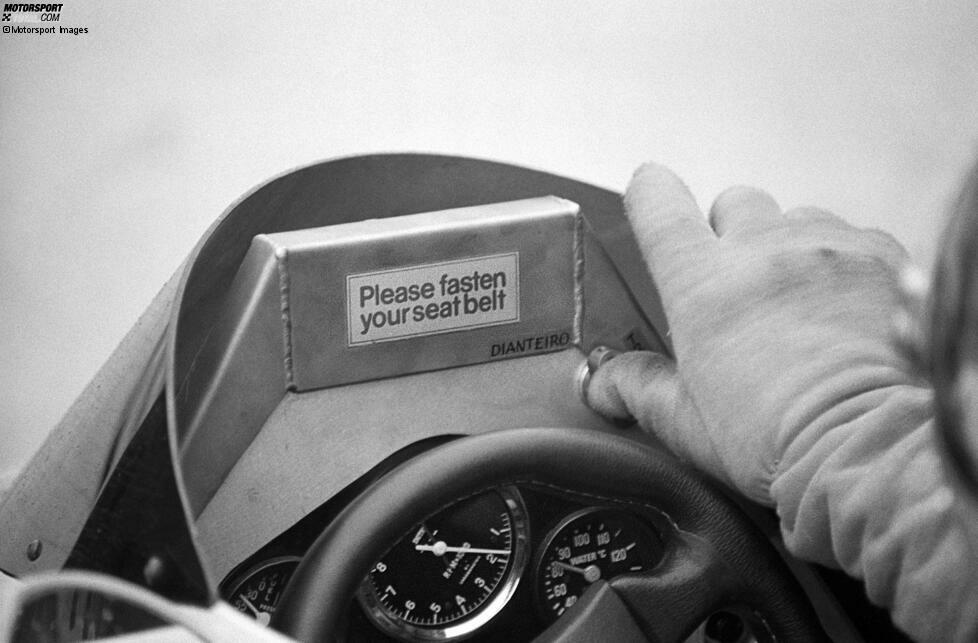 Spannend wird es hier im Cockpit des Fittipaldi F8 von 1980: Ein kleines Schild erinnert an die Gurtpflicht, die zu diesem Zeitpunkt aber bereits fast zehn Jahre gilt!