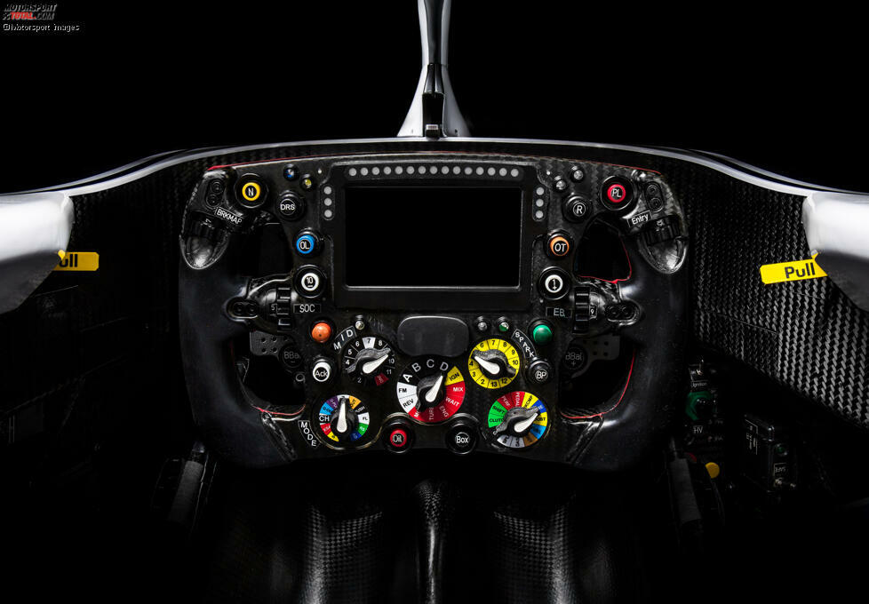 Der Blick ins Cockpit des Alfa Romeo C37 von 2018 aber zeigt auch: Nicht alle Hebel und Schalter sind an das Lenkrad gewandert. Zumindest manche Einstellmöglichkeiten wie die Bremsbalance finden sich noch abseits des Lenkrads am Cockpitrand.