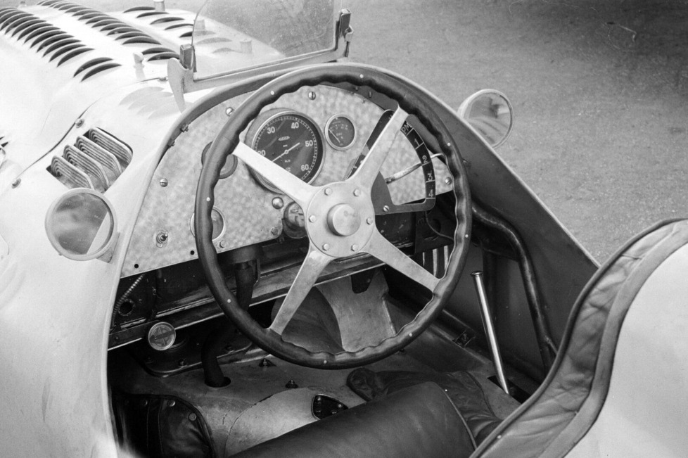 Vom einfachen Lenkrad der 1950er-Jahre bis hin zum Hightech-Spielzeug der Neuzeit: In dieser Fotostrecke zeigen wir auf, wie sich Formel-1-Lenkräder entwickelt haben!