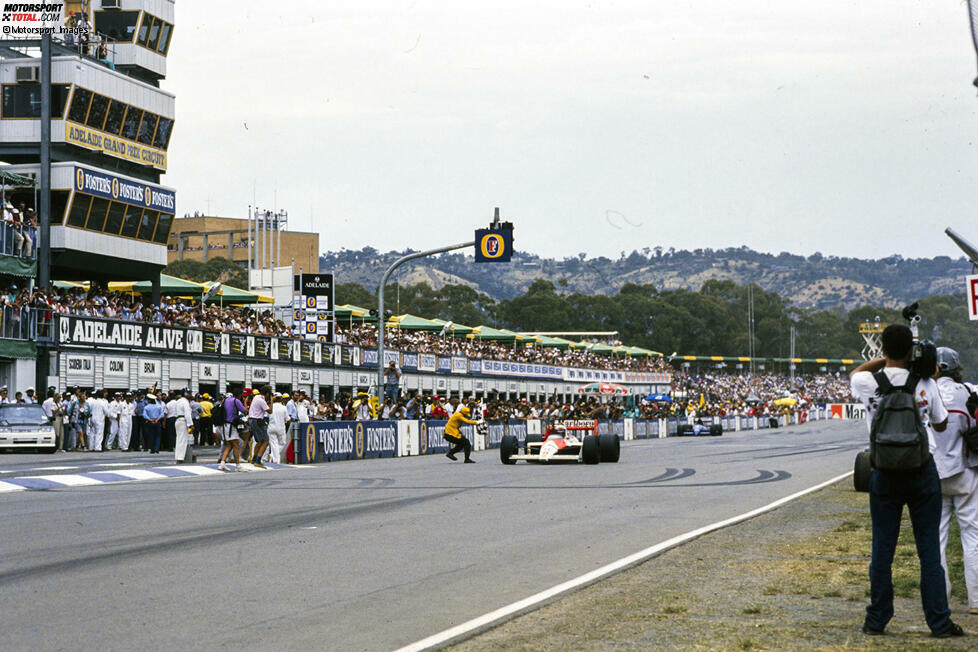 Auch das letzte Rennen des Jahres geht an McLaren. Senna steht erneut auf Pole, aber Prost gewinnt den Start und auch den Grand Prix. Er überrundet alle bis auf seine drei schärfsten Verfolger. Getriebeprobleme lassen Senna derweil eine halbe Minute hinter dem Teamkollegen ins Ziel kommen, für den letzten McLaren-Doppelsieg mit dem MP4/4.