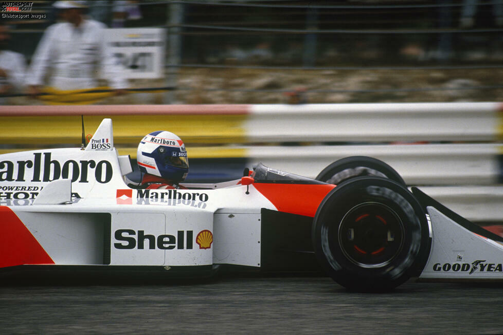 Prost krönt den Auftritt bei seinem Heimrennen in Frankreich mit dem Sieg. Aber nur, weil McLaren-Kollege Senna in Führung liegend in Getriebeprobleme geraten ist und kampflos den Spitzenplatz räumen musste. Zum nächsten Doppelsieg reicht es trotzdem.