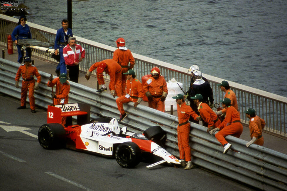 Senna dominiert im Rennen, aber Prost holt auf. Vom McLaren-Kommandostand kommt deshalb eine Teamorder zugunsten von Senna. Dann das Unfassbare: Senna crasht in der 67. von 78 Runden und fällt aus. Damit fährt Prost unangefochten zum Sieg in Monte Carlo.