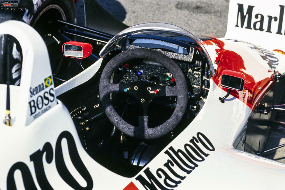 Übrigens: Von Sennas sensationeller Qualifying-Runde gibt es keine Fernsehbilder. Die TV-Regie zeigen zur betreffenden Zeit andere Fahrer und Onboard-Kameras sind damals noch nicht an jedem Auto angebracht. All das macht diese schnelle Runde umso legendärer!