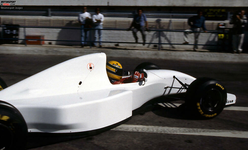 In Estoril testen Senna und sein McLaren-Teamkollege Mika Häkkinen im September 1993 die Kombination aus dem aktuellen McLaren MP4/8 und dem wuchtigen Lamborghini-V12-Motor, was ...