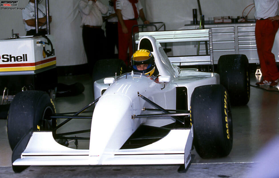 Hintergrund: McLaren ist unzufrieden mit den Ford-Motoren,  die den Triebwerken der Konkurrenz unterlegen sind. 1993 sind Siege nur möglich, weil Senna das Defizit durch fahrerisches Können wettmacht. Doch McLaren will mehr im Jahr 1994.