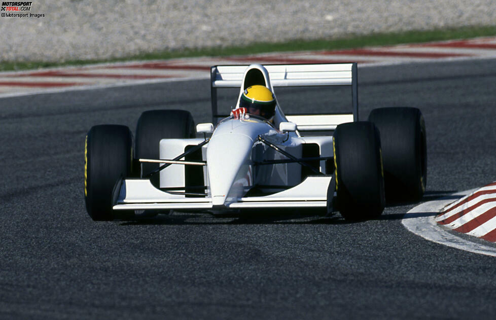 Ganz in Weiß: Im September 1993 geht Ayrton Senna in einem McLaren-Lamborghini auf die Strecke. McLaren will damals wissen: Kann der bullige V12-Motor das Traditionsteam wieder zu alter Stärke führen?