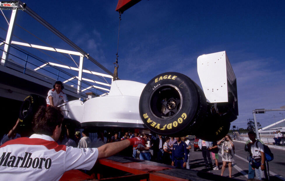 Dabei bleibt es dann aber auch: Auch aufgrund eines kapitalen Motorschadens bei den Tests nimmt McLaren Abstand von den Lamborghini-Motoren, die Senna gerne gehabt hätte.