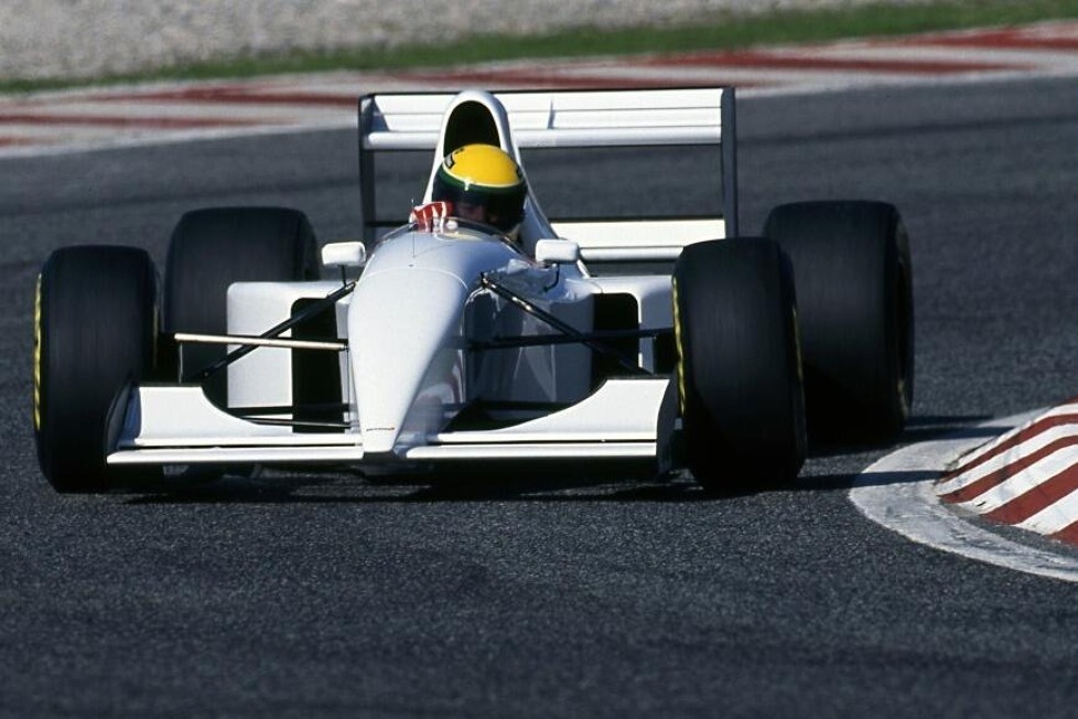 1993 testet Ayrton Senna einen McLaren-Lamborghini mit V12-Motor und ohne jegliche Sponsorenaufkleber auf dem Fahrzeug