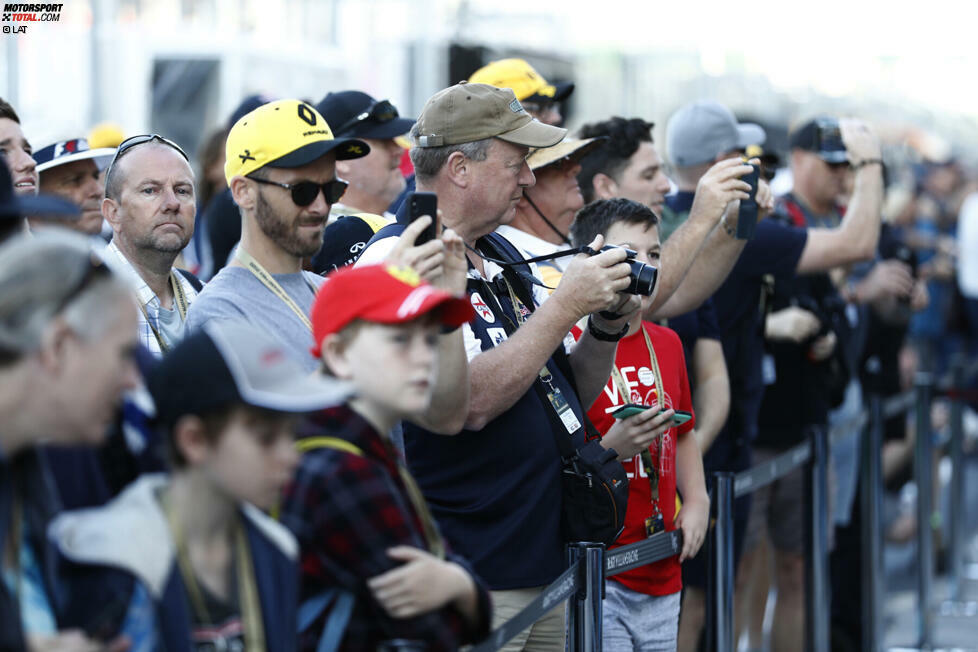 Menschenansammlungen meiden? Das wird schwierig am Rennwochenende in Melbourne - wie hier beim Pitwalk in der Boxengasse.