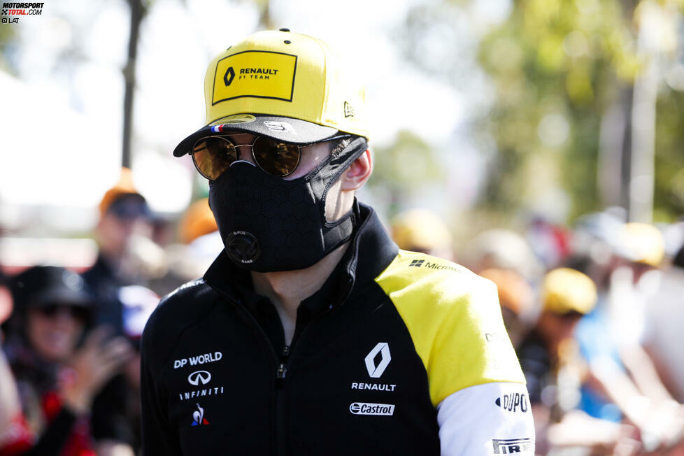 Auch Renault-Fahrer Esteban Ocon kam mit Maske zur Arbeit am Medientag vor dem Formel-1-Auftakt, ...