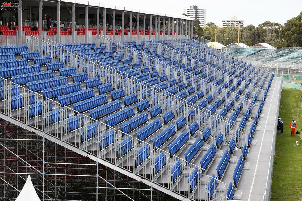 Die eigens für den Grand Prix und dessen Rahmenserien errichteten Tribünen im Albert Park von Melbourne müssen jetzt ungenutzt wieder abgebaut werden.