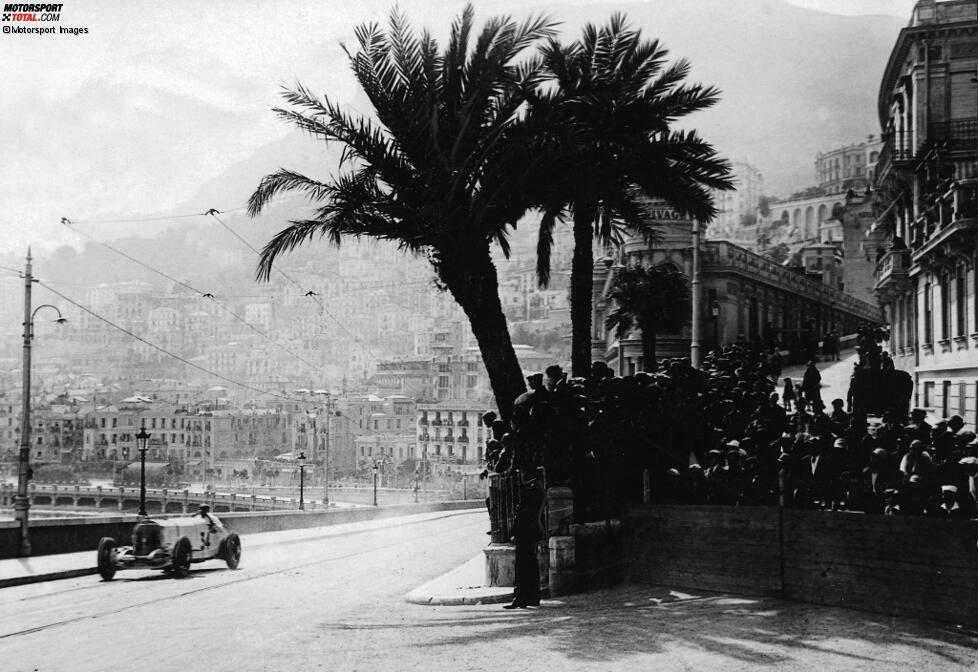 1929 wird der Große Preis von Monaco ins Leben gerufen. Zwar ist man schnell eine feste Instanz im internationalen Kalender, dennoch muss man große Hersteller auch schon damals mit großen Summen zur Teilnahme locken.