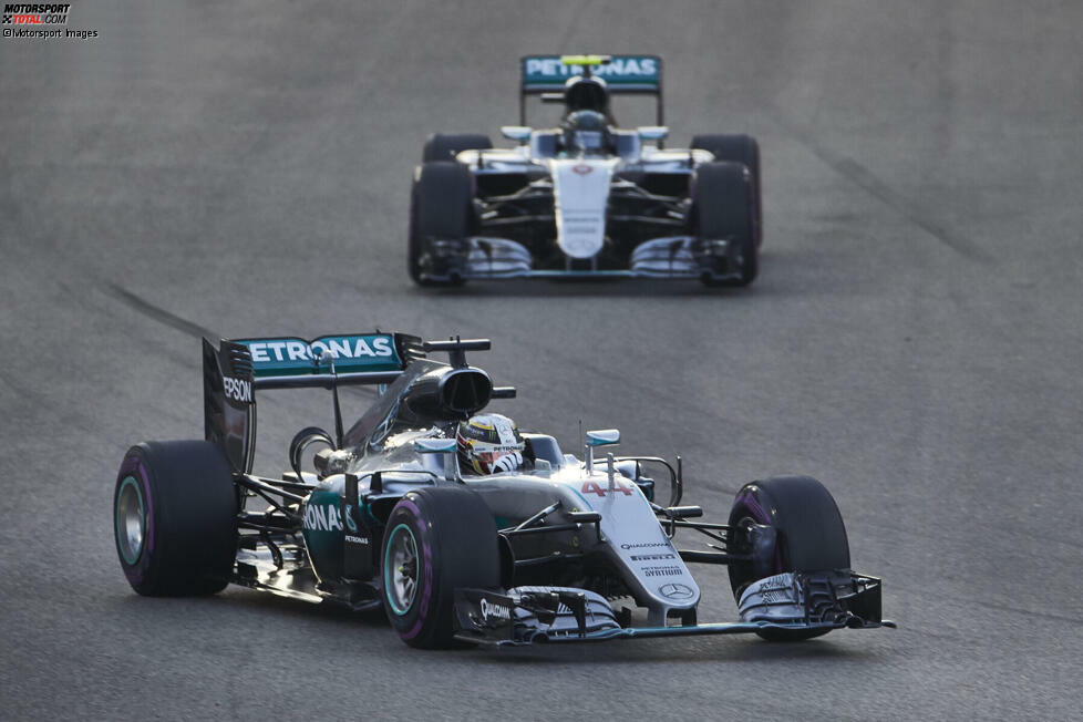 ... bei Mercedes nicht gelingt: Nach den Titeln 2014 und 2015 verliert er 2016 gegen Nico Rosberg, erst 2017 setzt er seine Titelserie wieder fort, kann 2020 ebenfalls zum siebten Mal Weltmeister werden. In vielen anderen Statistiken ist Hamilton aber jetzt schon vorne.