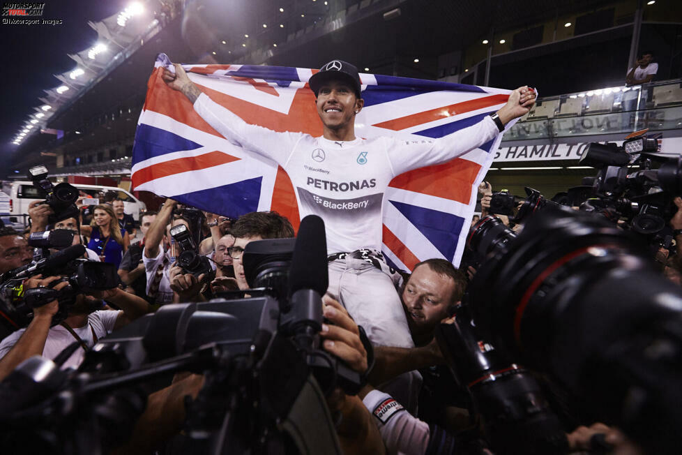 ... stellt sich der zweite WM-Titel erst 2014 ein, nach dem Wechsel von McLaren zu Mercedes. Mit McLaren hat Hamilton in sechs Jahren insgesamt 22 Mal gewonnen. Und Schumacher ...