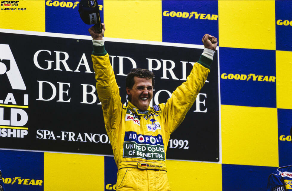 ... dauert es ein ganzes Jahr vom Debüt bis zum ersten Sieg, den er beim Belgien-Grand-Prix 1992 in Spa erzielt. Dann ist Schumacher bereits 23 Jahre alt.