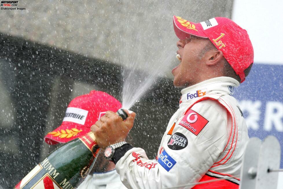 Erster Sieg: Auch den ersten Sieg erreicht Hamilton viel schneller als Schumacher, nämlich noch als 22-Jähriger und schon in seinem sechsten Rennen, dem Kanada-Grand-Prix 2007 in Montreal. Bei Schumacher ...