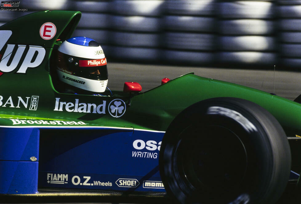 Formel-1-Debüt: Schumacher ist bei seinem ersten Rennen 1991 in Spa-Francorchamps 22 Jahre und 234 Tage alt und fällt für Jordan mit technischem Defekt schon nach wenigen Metern aus. Hamilton dagegen ...