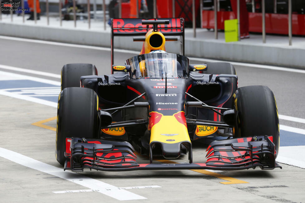 2016: Daniel Ricciardo testet am Red Bull RB12 die sogenannte Aeroscreen-Schutzvorrichtung, die aber ebenfalls nicht in der Formel 1 übernommen wird.
