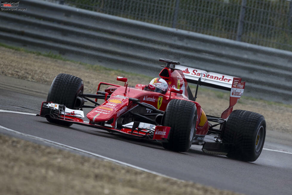 2016: Bei einem Reifentest für Pirelli fährt Sebastian Vettel einen Ferrari SF15-T, der jedoch mit einem Heckflügel nach 2017er-Regeln ausgestattet ist.