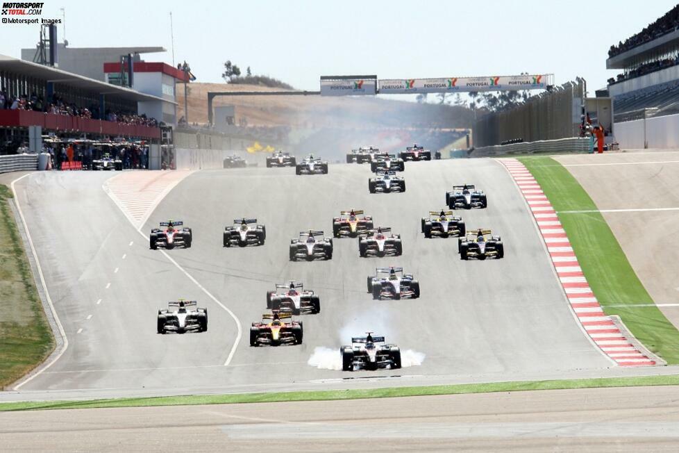 Zu den auffälligsten Charateristiken von Portimao zählen die Höhenunterschiede. Die Strecke weist im Laufe einer Runde viele Steigungen und Gefälle auf, die teilweise recht steil ausfallen.