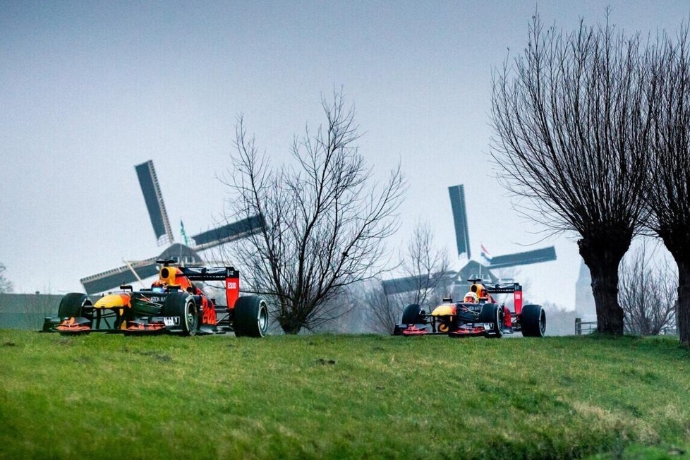 Zwischen Windmühlen und Tulpen: Red Bull schickte seine Fahrer mit Formel-1-Autos einmal quer durch die Niederlande. Hier ist der Blick hinter die Kulissen des Videodrehs!