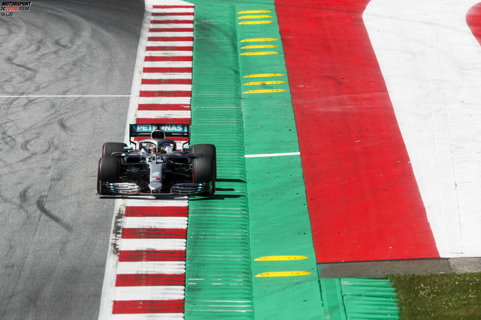 #8 Jochen-Rindt-Kurve (Spielberg): Früher ein aufregendes Bergab-Stück mit natürlicher Auslaufzone, heute ist Kurve 9 des Red-Bull-Rings nur noch im Gespräch, wenn sich die Fahrer über die hohen Randstein-Würste beschweren, weil sie sich beim zu weiten Drüberfahren die Autos kaputtmachen.