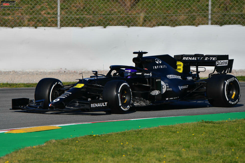 2020: Renault schickt sein Modell R.S.20 bei Testfahrten vor Saisonbeginn in komplett Schwarz auf die Strecke, nutzt im Rennbetrieb jedoch eine Kombination aus Gelb und Schwarz.