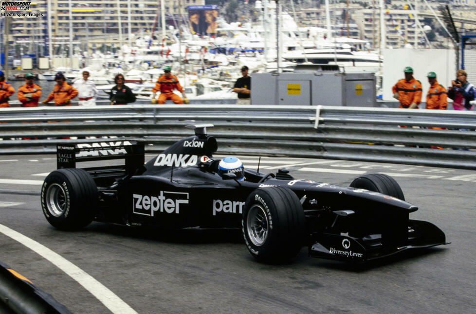 1998: Eine einheitlich schwarze Farbgebung ist Ende der 1990er-Jahre bei Arrows angesagt. Die Auftritte des Teams allerdings sind zumeist farblos ...