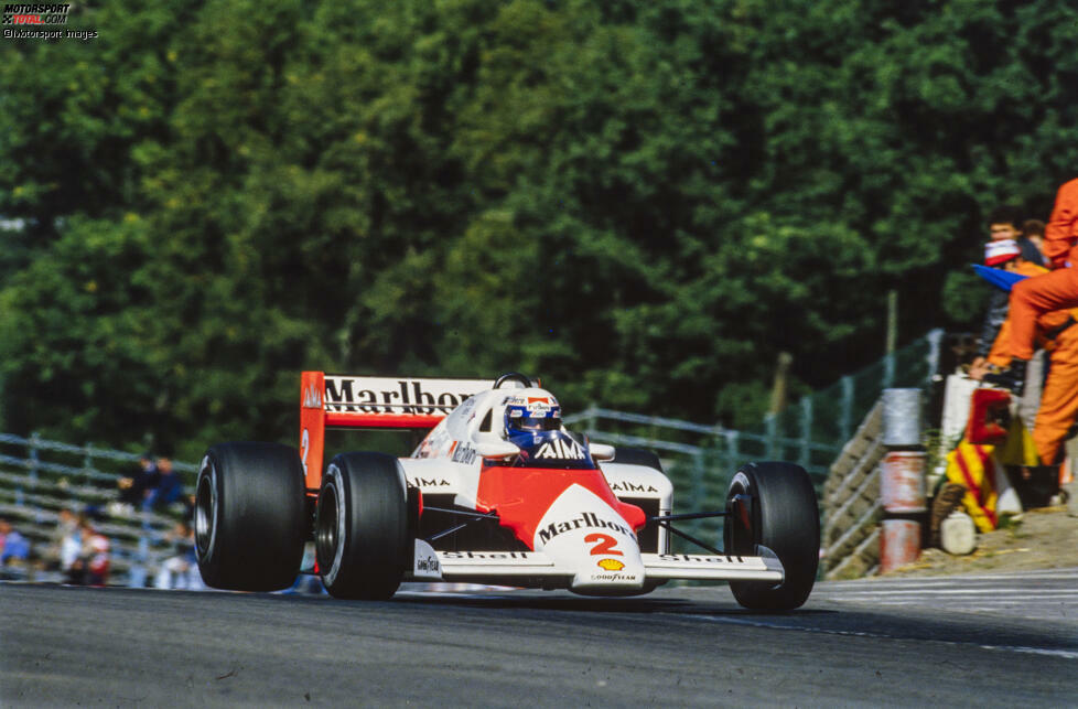 McLaren-Fahrer Alain Prost sichert sich die Pole-Position. Und der noch einmal erneuerte Asphalt hält. Dieses Mal fährt die Formel 1 ihr Rennen, das ...