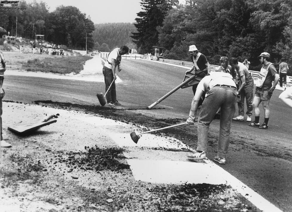 Noch am Freitagabend werden Arbeiter auf die Strecke geschickt, um die Asphaltdecke zu reparieren, aber das Problem bleibt bestehen: Der Belag bricht immer weiter auf.