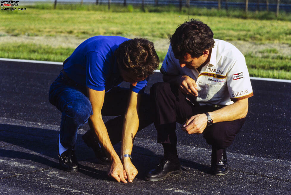 Formel-1-Fahrer wie Gerhard Berger und Jackie Oliver machen sich selbst ein Bild von den Schäden an der Rennstrecke.