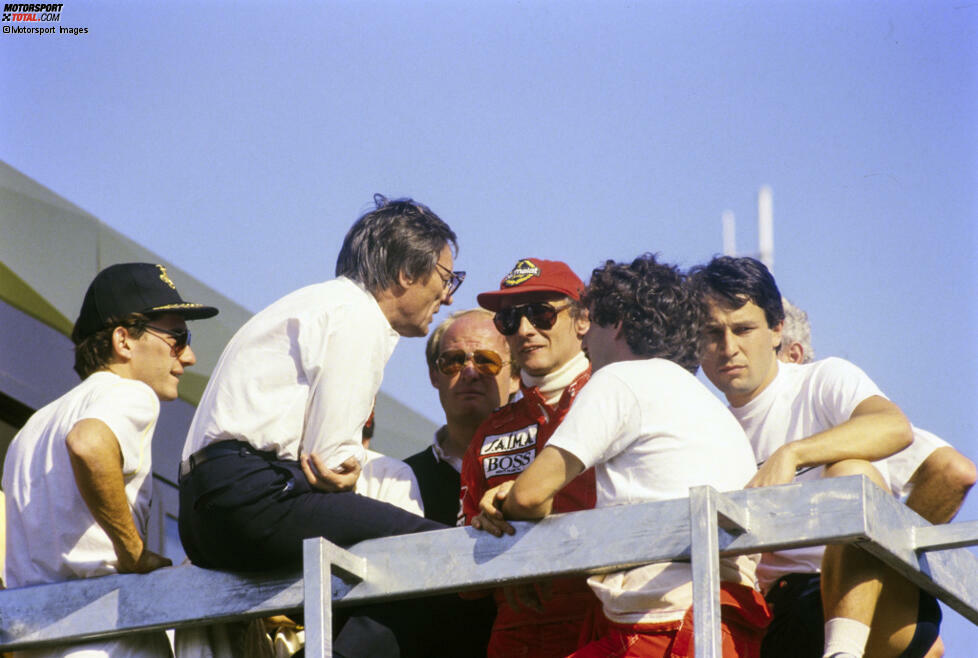 Im Fahrerlager kommt es zu Diskussionen über das weitere Vorgehen. Mittendrin: Formel-1-Chef Bernie Ecclestone (hier unter anderem mit Ayrton Senna, Niki Lauda und Alain Prost), der auch als Teammanager von Brabham und als Promoter der Veranstaltung vor Ort ist.