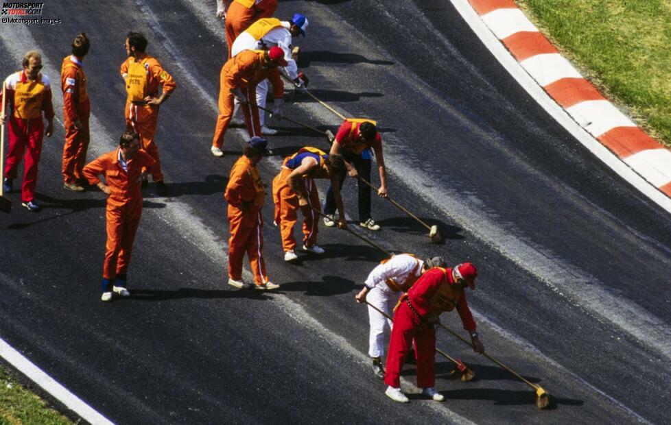 ... an mehreren Stellen bricht der frisch verlegte Asphalt auf und behindert den Fahrverkehr in Spa.