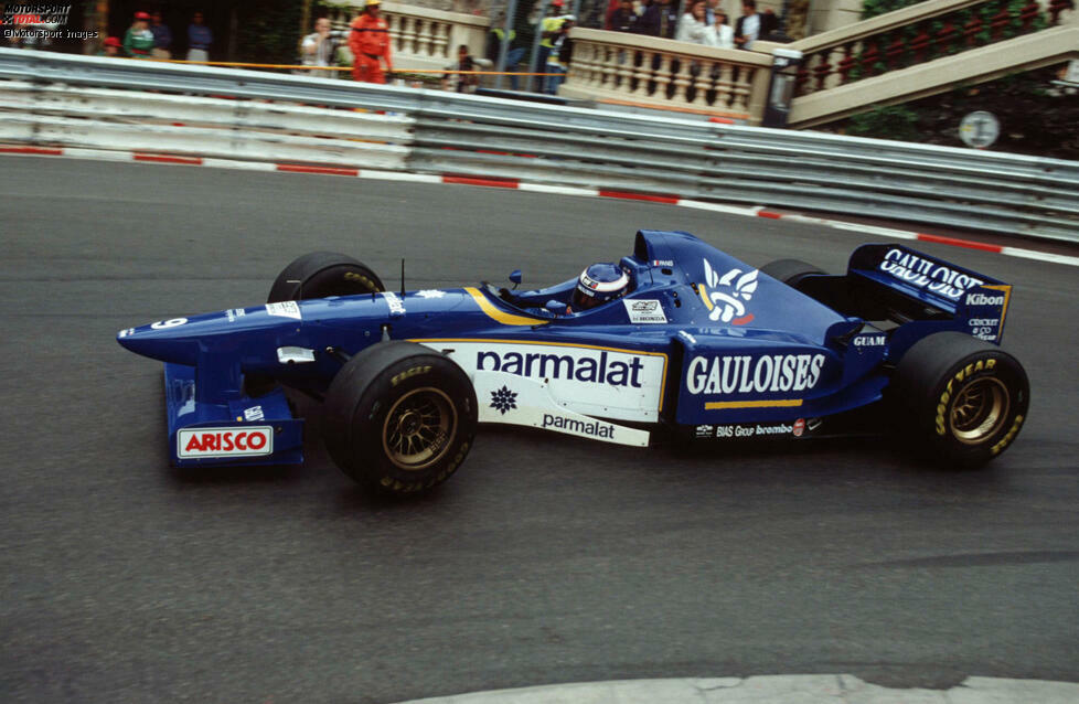 1996: Ein absolutes Chaosrennen sieht am Ende nur noch drei fahrende Autos - und Olivier Panis im Ligier JS43 an der Spitze. Damit ist die Monaco-Sensation perfekt!