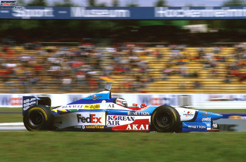 ... am Ende ist der Österreicher der große Sieger und gewinnt für Benetton im B197-Renault. Es ist sowohl für ihn als auch für das Team der letzte Grand-Prix-Erfolg!