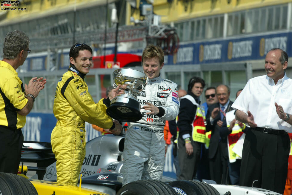 ... wenige Tage später bekommt Jordan-Fahrer Giancarlo Fisichella den ganz großen Pokal doch. Es ist sein erster Formel-1-Sieg und der letzte für Jordan. Das Team wird wenige Jahre später verkauft und heißt heute: Racing Point!