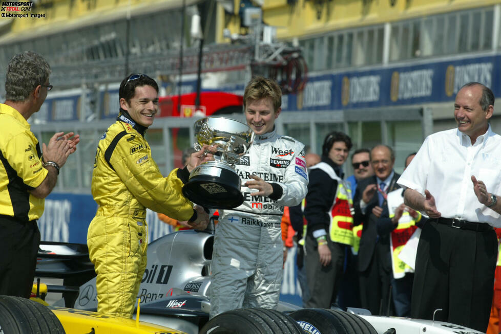 ... wenige Tage später bekommt Jordan-Fahrer Giancarlo Fisichella den ganz großen Pokal doch. Es ist sein erster Formel-1-Sieg und der letzte für Jordan. Das Team wird wenige Jahre später verkauft und heißt heute: Aston Martin!