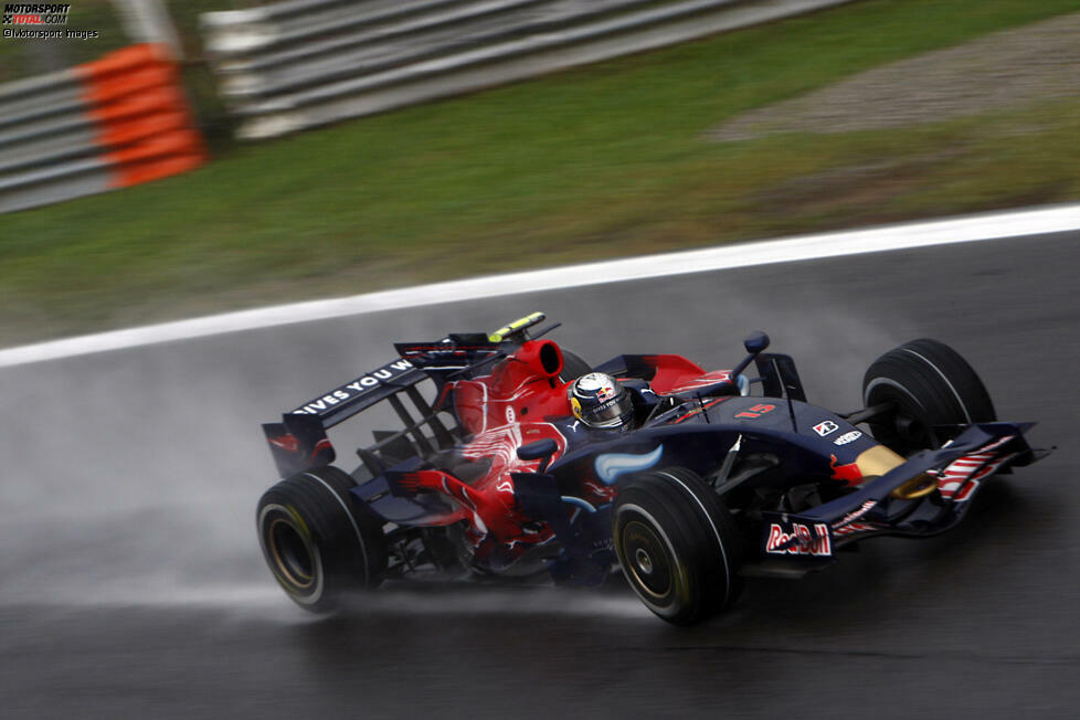 2008: Beim Italien-Grand-Prix in Monza geht Sebastian Vettel über Wasser. Im seinem italienischen Toro-Rosso-Ferrari STR03 erreicht er im Regen erst die Pole-Position und tags darauf auch den Sieg.