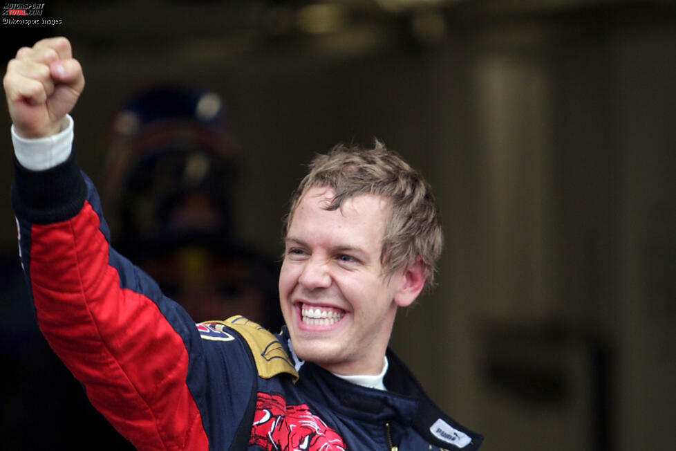 Es ist Vettels erster Formel-1-Erfolg und der einzige Sieg des ehemaligen Minardi-Teams. Viele Mitarbeiter sind nach der Übernahme durch Red Bull noch dabei und feiern entsprechend frenetisch mit Vettel!