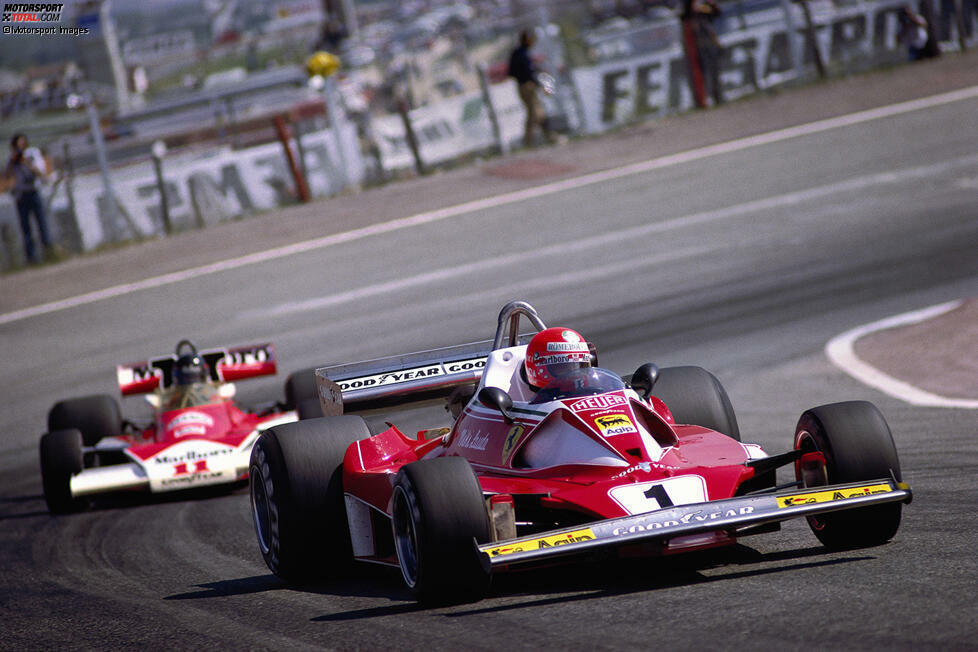 Lauda vor Hunt zu Beginn des Spanien-Grand-Prix in Jarama. Auch Ferrari hatte umgebaut und seine Luftöffnungen in die Frontpartie des Autos integriert. Sie sind am Cockpitansatz erkennbar.